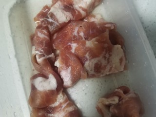 1、干豆腐肥牛砂锅,肥牛冷水清洗