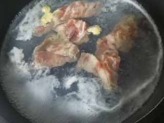 2、干豆腐肥牛砂锅,然后焯水1分钟