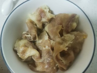 3、干豆腐肥牛砂锅,捞出备用