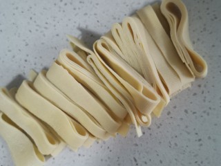 4、干豆腐肥牛砂锅,干豆腐切丝