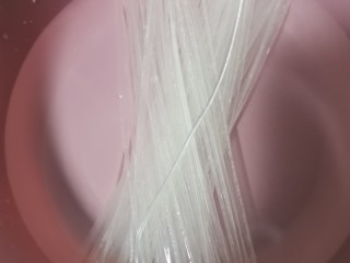 5、干豆腐肥牛砂锅,粉丝泡好