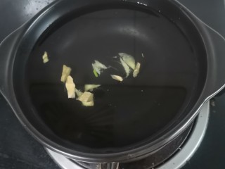 6、干豆腐肥牛砂锅,砂锅中加清水，放入姜片