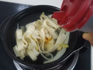 8、干豆腐肥牛砂锅,加入一品鲜酱油