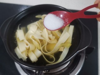 9、干豆腐肥牛砂锅,加盐