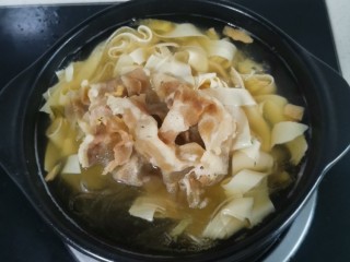 11、干豆腐肥牛砂锅,5分钟后下焯好的肥牛