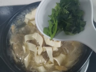 12、干豆腐肥牛砂锅,关火加香菜