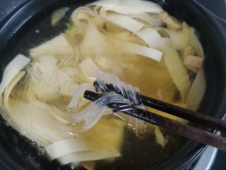 10、干豆腐肥牛砂锅,下入提前泡好的粉丝煮5分钟