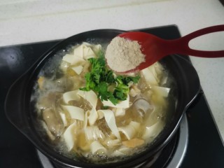 13、干豆腐肥牛砂锅,加胡椒粉