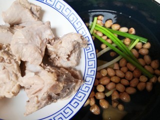 5、花生莲藕排骨汤,下入焯过水的排骨。