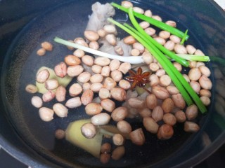 6、花生莲藕排骨汤,继续加热。