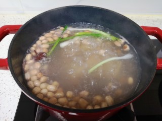 7、花生莲藕排骨汤,烧开以后转小火煮40分钟。
