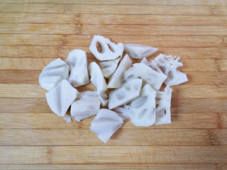 8、花生莲藕排骨汤,莲藕去皮切成滚刀块，用凉水泡上备用。