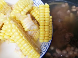 10、花生莲藕排骨汤,40分钟以后打开锅盖，下入甜玉米。