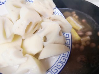 11、花生莲藕排骨汤,下入莲藕块。