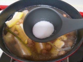 12、花生莲藕排骨汤,放盐调味。