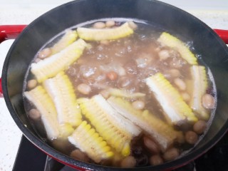 13、花生莲藕排骨汤,烧开以后继续小火煮半个小时关火。