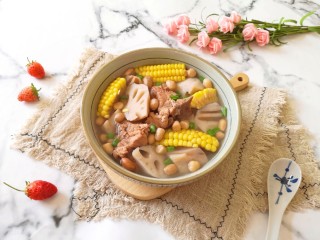 14、花生莲藕排骨汤,盛出，撒上一点葱花。