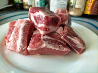 1、清亮排骨汤,鲜排骨洗净备用