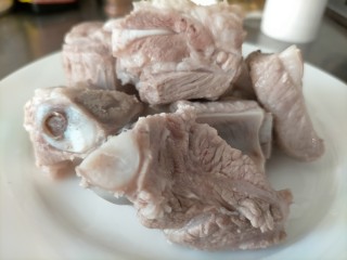 7、清亮排骨汤,捞出