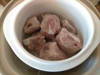 8、清亮排骨汤,沥干水分倒入炖盅