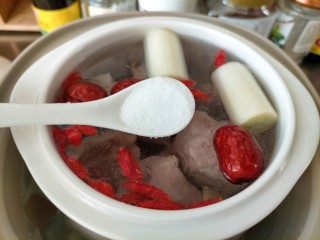 13、清亮排骨汤,加盐一勺