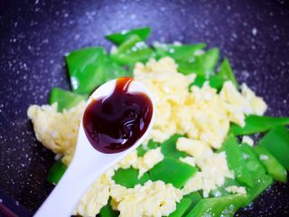 9、青椒炒鸡蛋,加入1汤匙蚝油
