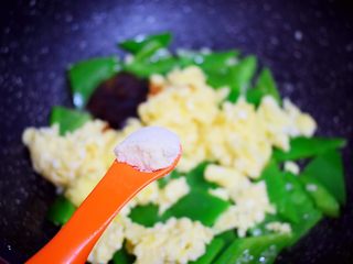 10、青椒炒鸡蛋,加入鸡精