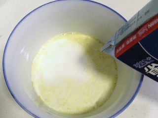 3、港式蛋挞,加入牛奶和淡奶油，搅拌均匀。