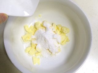 5、港式蛋挞,黄油软化，加入糖粉和盐。