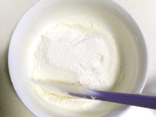 8、港式蛋挞,筛入低筋面粉。