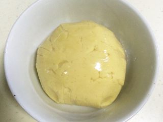 10、港式蛋挞,包入保鲜膜，入冰箱冷藏1小时。