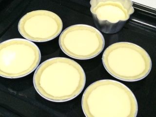 13、港式蛋挞,蛋挞液过筛，倒入蛋挞模中，八分满即可。