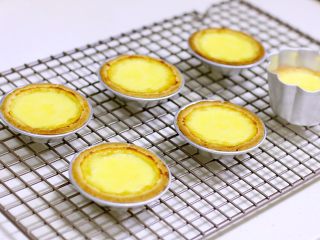 15、港式蛋挞,出炉后稍放凉即可脱模。