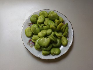 1、肉圆青蚕豆米汤,青蚕豆剥皮冲洗一下沥掉水