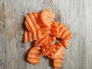 2、肉圆青蚕豆米汤,胡萝卜削去皮切成滚刀块