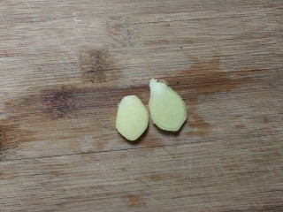 3、肉圆青蚕豆米汤,姜切片