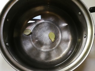 5、肉圆青蚕豆米汤,锅中放入清水和姜片