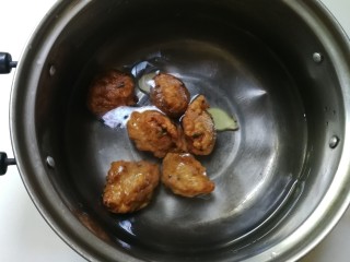 6、肉圆青蚕豆米汤,放入肉圆