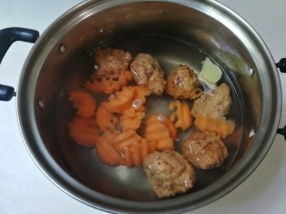 7、肉圆青蚕豆米汤,放入胡萝卜块烧开转小火烧十分钟