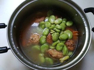 8、肉圆青蚕豆米汤,放入青蚕豆米烧开即可，烧的时间长了青蚕豆米会花开