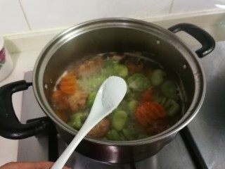 9、肉圆青蚕豆米汤,放入一小勺盐