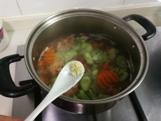 10、肉圆青蚕豆米汤,放入少许鸡精