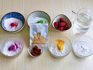 2、提高免疫力&金燕耳红糖小圆子,准备好其它食材,50克糯米粉分成5份,一份加入紫薯粉,一份加入甜菜根粉,一份加入大麦青汁粉,一份加入南瓜粉,另一份是原味。