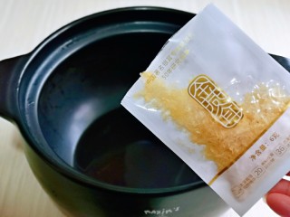 3、提高免疫力&金燕耳红糖小圆子,我们首先准备一口砂锅,剪开金燕耳包装,直接倒入砂锅中。