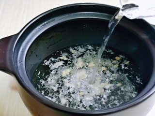 4、提高免疫力&金燕耳红糖小圆子,加入500ml纯净水,正常比例是1g金燕耳100ml的水,我少放了一点,因为吃不完,水量可以适当调整,但是不建议太少哈。个人觉得我这个水量正好。