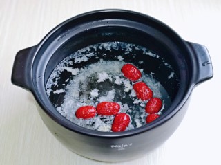 5、提高免疫力&金燕耳红糖小圆子,再加入洗干净的红枣,开火烧开后转小火,慢炖20分钟即可。(盖子最好不要盖严,避免溢出)
