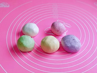 6、提高免疫力&金燕耳红糖小圆子,我们利用这个时间团小圆子,5色面粉加入温水分别揉成面团。