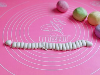 7、提高免疫力&金燕耳红糖小圆子,取一块面团,搓长条状,切出均匀的小块。