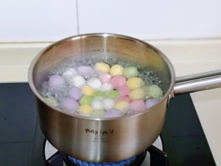 9、提高免疫力&金燕耳红糖小圆子,开始煮小圆子,锅中加入水烧开,再下圆子,中小火煮至圆子漂浮在水面上即为煮熟,捞出备用。