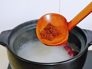 10、提高免疫力&金燕耳红糖小圆子,这时金燕耳也熬好了,加入红糖,泡软的枸杞,再熬3分钟。(红糖的量可以根据个人口味来,喜欢吃甜的适当增加量,我这个量只有淡淡的甜味儿)